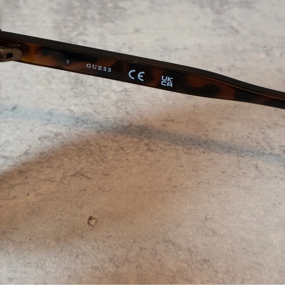 Guess sophisticated sunglasses